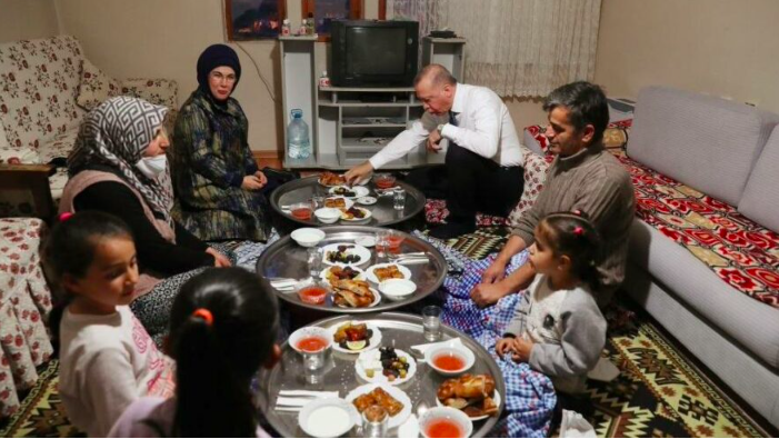 Erdoğan'ın Vatandaşlarla İftar Şovu: Yemeğini ve Sandalyesini Kendi Götürüyor, Vatandaş Dekor Olarak Kullanılıyor - Haberler - TamgaTürk