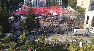 Bir Meydan Nasıl Dolar? 'Erdoğan'ı Karşılamaya Gidene Eşofman Takımı Hediye'