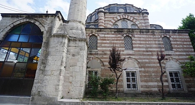 Ecdat Mirası: Fatih'teki 439 Yıllık Tarihi Camiye Plastik Pencereler Takıldı