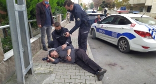 Büyü Yaptığı İddia Edilen Adamı Beyzbol Sopasıyla Dövdüler