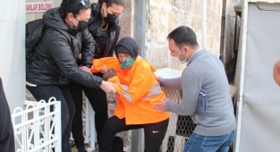 Camide Bale Yapan Kadın Gözaltına Alındı