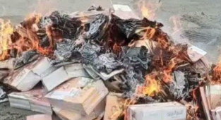 El Bab'da Dağıtılan MEB Kitabı Yakıldı