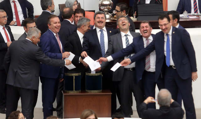 Millet Kan Ağlıyor: AKP'liler Ekonomik Krizi İnkâra Devam Ediyor