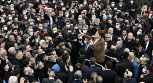 Akşener, Amasya'da Yoğun İlgi Üzerine Mini Miting Yaptı