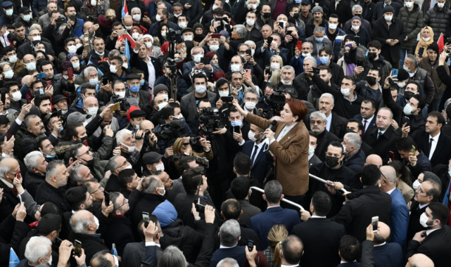 Akşener, Amasya'da Yoğun İlgi Üzerine Mini Miting Yaptı