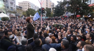 Akşener'in Esnaf Ziyareti Mitinge Dönüştü: Tabure Üstünde Konuştu