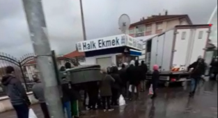 Ankara'da Sonu Görünmeyen Halk Ekmek Kuyruğu