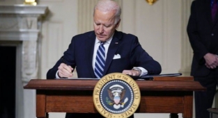 Biden, Doğu Türkistan'dan İthalatı Yasaklayan Yasayı Onayladı