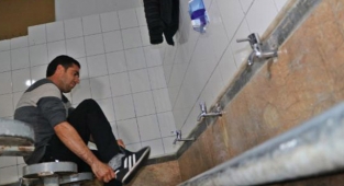 Camide Abdest Alırken Çaldırdığı 10 Bin Dolarına Kavuştu: Kur Düştü, Hırsızlar Zararımı Karşılasın