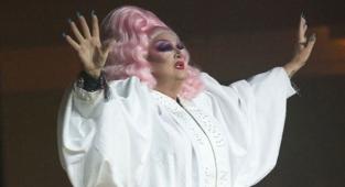 'Drag Queen' Performansı Sergileyen Rahip, Görevden Alındı