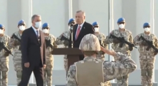 Erdoğan, Askerlere Ne Diyeceğini Unuttu: Hulusi Akar Devreye Girdi