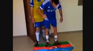 Ermeni Futbolcular Mübarek Azerbaycan Bayrağını Çiğnedi