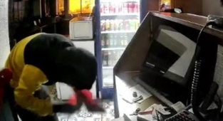 Girdiği Dükkanı Soymadan Önce Kasadan Çıkan Bayrağı Öptü