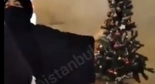 İstanbul'da Bir Kadın, Yılbaşı Ağacını Tehdit Etti