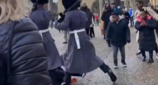Kraliçe'nin Muhafızları Bir Çocuğu Çiğnedi