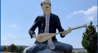 Mersin'de Sanat Harikası Karacaoğlan Heykeli