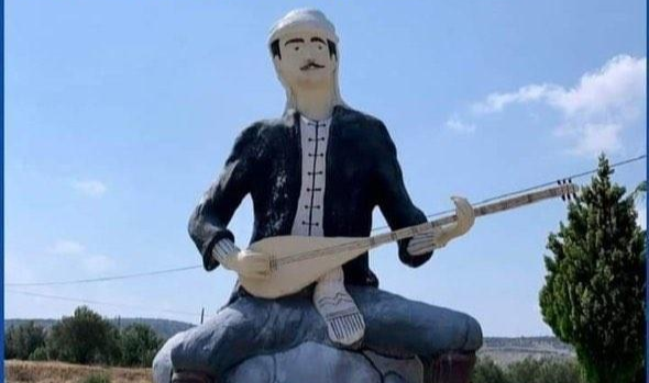 Mersin'de Sanat Harikası Karacaoğlan Heykeli