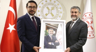 Nureddin Nebati, Anadolu Ajansı'na 'Kendi Fotoğrafını' Hediye Etti