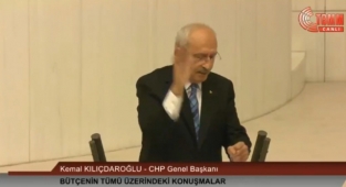 Özgür Özel, Kılıçdaroğlu'nun Hareketini Savundu: Elini Elinin Sırtına Vuruyor