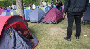 Parkta Yatan Göçmenlere Kılıçlı Saldırı