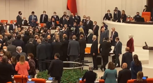 TBMM'de Kavga Çıktı: AKP'liler Özgür Özel'e Saldırdı