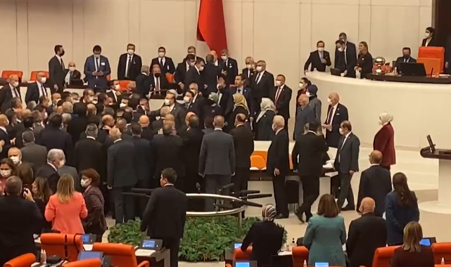 TBMM'de Kavga Çıktı: AKP'liler Özgür Özel'e Saldırdı