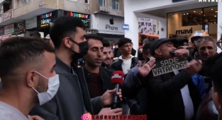 Telefonunu Çıkart Diyen Dayının Ağzına Telefonu Soktular