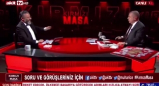 Ümit Özdağ, Akit TV'de İstiklal Mahkemeleri Kötülenince Masaya Atatürk Büstü Koydu