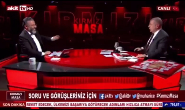 Ümit Özdağ, Akit TV'de İstiklal Mahkemeleri Kötülenince Masaya Atatürk Büstü Koydu
