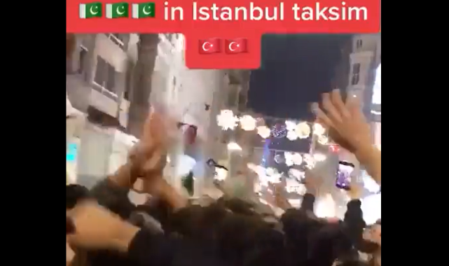 Afganistan ve Pakistanlı Yasa Dışı Göçmenler Taksim'de Yılbaşı Kutladı