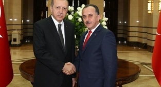 AKP'li Belediye Başkanı Kendisiyle Fotoğraf Çektirmeyen Memura Hakaret ve Tehditler Yağdırdı
