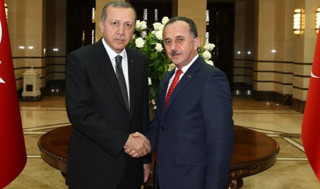 AKP'li Belediye Başkanı Kendisiyle Fotoğraf Çektirmeyen Memura Hakaret ve Tehditler Yağdırdı