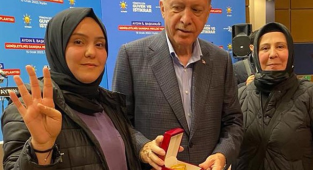 AKP'li Cumhurbaşkanı, AKP'li Öğrenciye Bilezik Hediye Etti