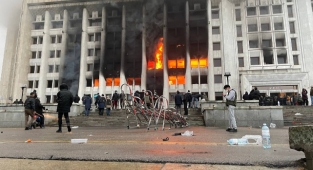 Almatı'da Çatışmalar Şiddetlenerek Sürüyor: Akimlik Binası Alev Alev Yanıyor