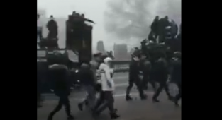 Almatı'da Polis Protestoculara Katılmaya Başladı