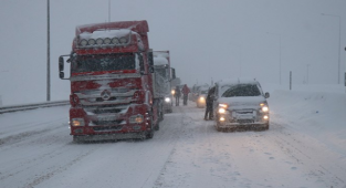 Ankara-İstanbul Yolu Trafiğe Kapatıldı: Vatandaşlar Bolu Tüneli Yakınlarında Çadır Kurdu