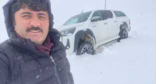 Belediye Başkanı Vatandaşı Kurtarmak İçin Çıktığı Yolda Mahsur Kaldı