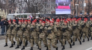 Bosna'da Gerginlik: Mladiç İçin Şarkılar Söyleyip '9 Ocak Sırp Cumhuriyeti Günü' Kutladılar