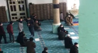 Burdur'da Ulu Cami'ye Giren Bir Kadın 'Hepimiz Açız' Diye Bağırdı