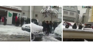 Bursa'da Kar Altında Sonu Gelmez Ekmek Kuyruğu