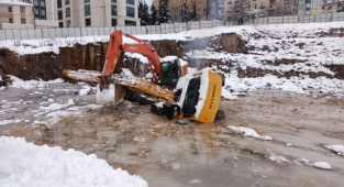 Buz ve Su Dolu Çukura Düşen İş Makinesinin Operatörünün Cesedine Ulaşıldı