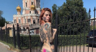 Kilise Önünde Çırılçıplak Poz Veren Rus Porno Yıldızının Hapsi Talep Edildi