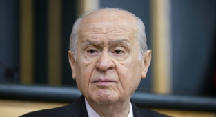 Devlet Bahçeli'den Sezen Aksu'ya: Serçeysen Serçeliğini Bil