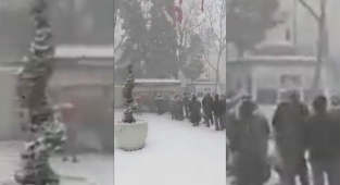 Ekonominin Kitabı: Yoğun Kar Altında Halk Ekmek Kuyruğu