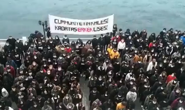 Kabataş Lisesi Öğrencileri Atatürk'e Hakarete 'Dur' Dedi