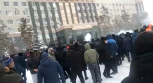 Kazakistan'da Halk Diktaya Başkaldırdı: Göstericiler Akimlikleri Kuşattı