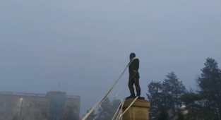 Kazakistan'da Halk Nazarbayev Heykelini Yıktı