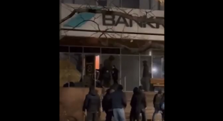 Kazakistan'da Tüm Finans Kuruluşları Faaliyetlerini Askıya Aldı