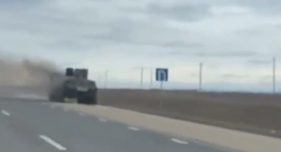 Kırım'da Bir Rus Zırhlı Aracı Ateşe Verildi