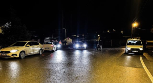 Lastiği Patladı: Yardıma Gelen Polislerin Aracını Çalıp Kaçtı